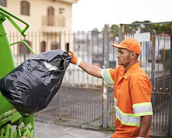 عمال نظافة بالساعة جده